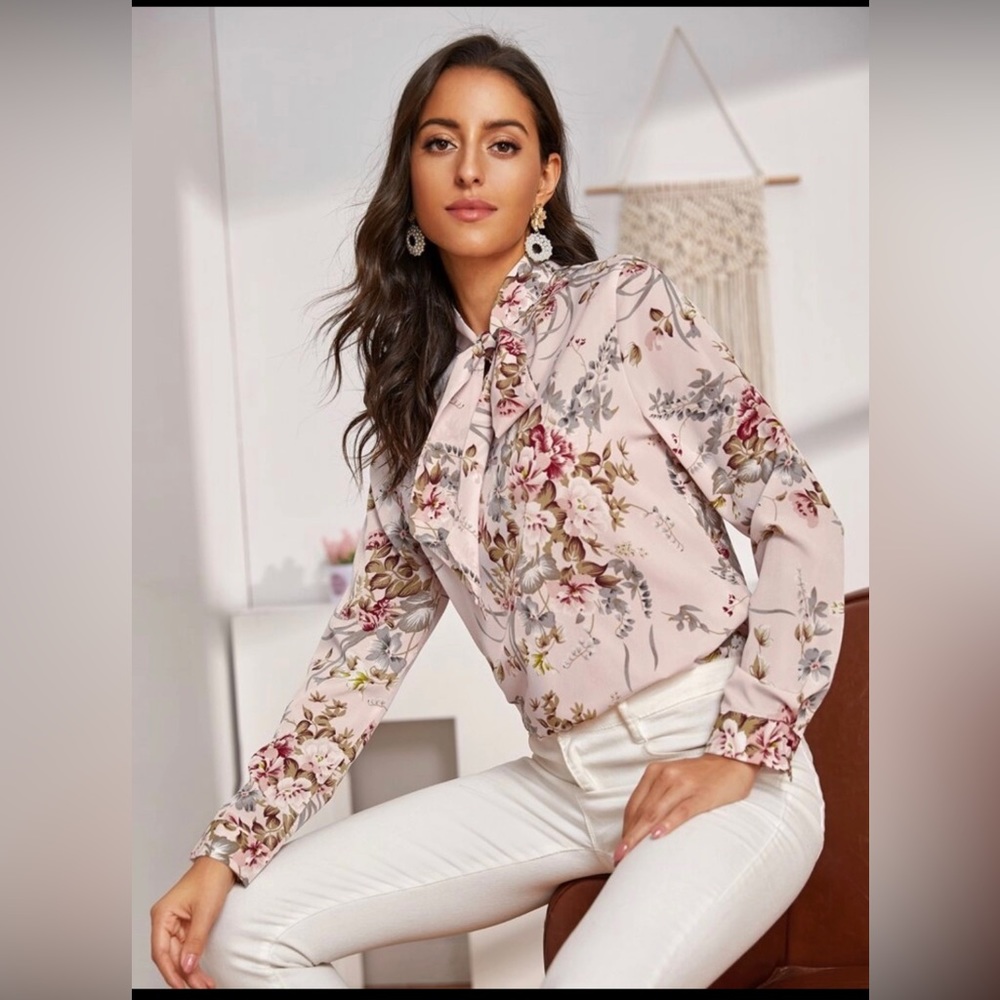 NWOT Tie neck floral print top